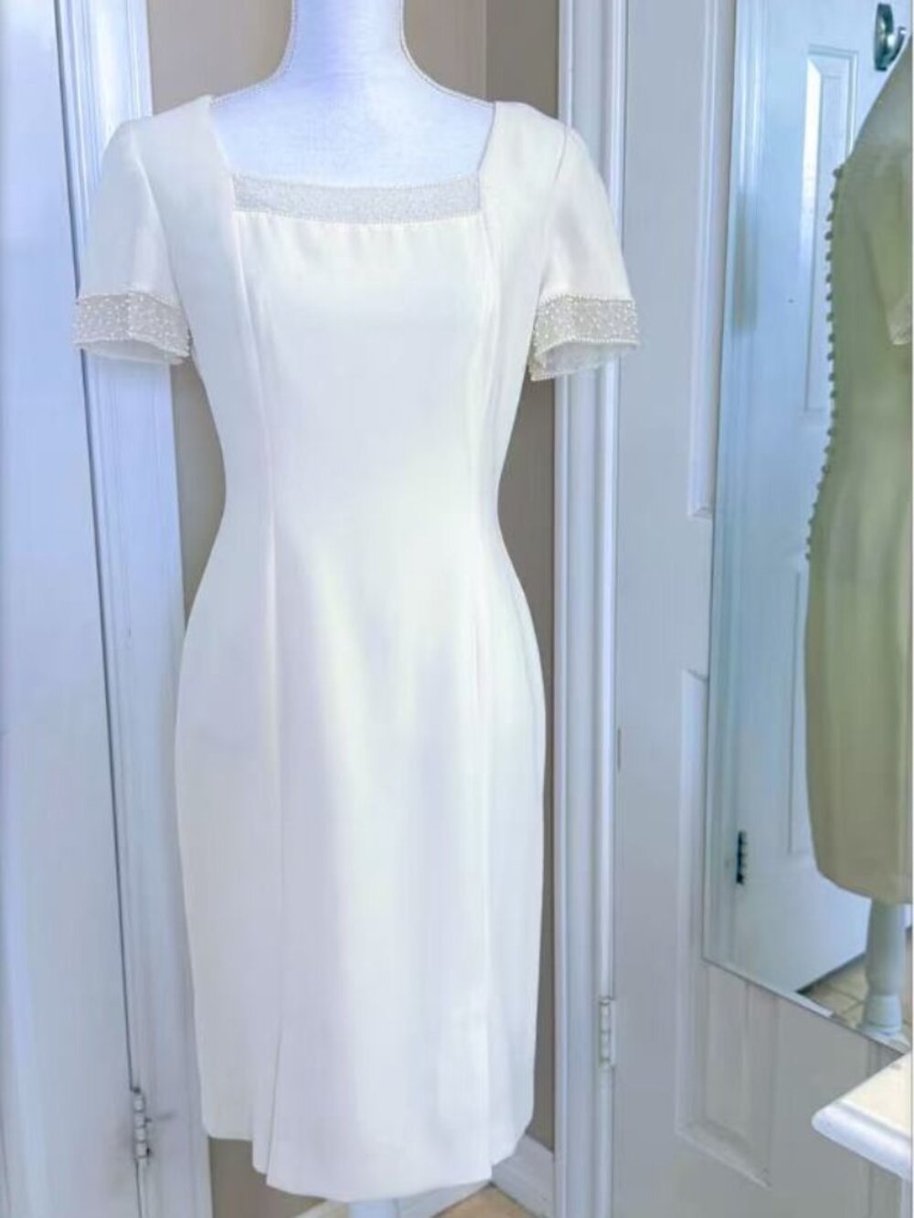Elegant delicate bead-trimmed sheath dress Size 4